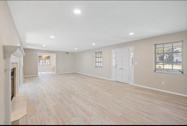 Building Photo - 835 Royal Palm Pl