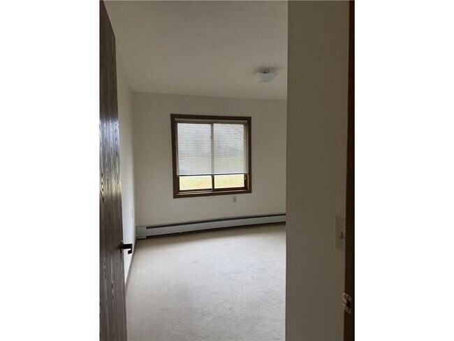 Building Photo - 611 Main St S