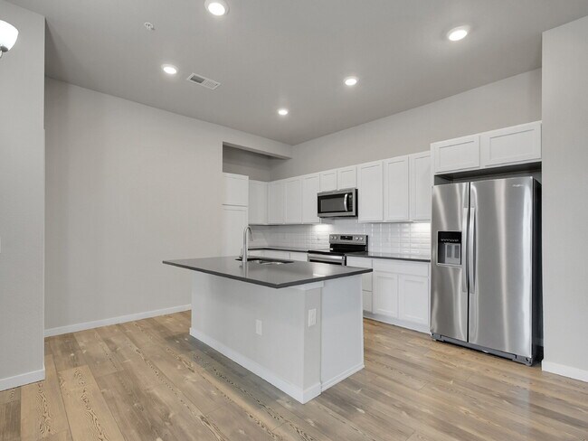 Building Photo - $2,195 - 2 Bed, 2 Bath Condo in Parker wit...