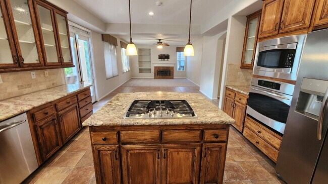 Building Photo - Gorgeous home on the Golf Course in a gated community.