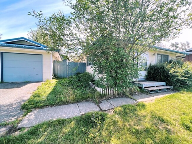 Building Photo - Rare find: 3bd/2bath East Anchorage home. ...