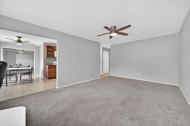 Building Photo - 31 Doxbury Ln