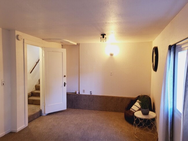 Building Photo - Charming Single Family Home
