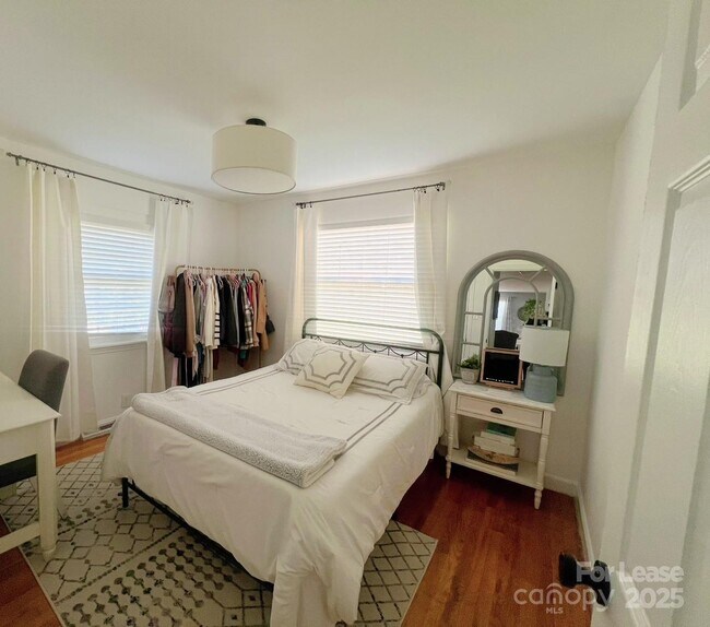 Building Photo - 7471 Lakehaven Dr