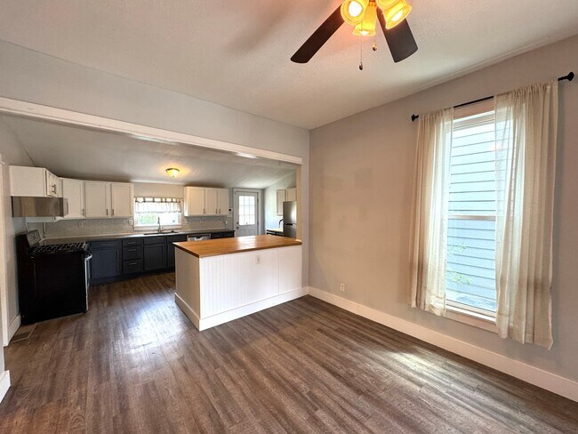 Building Photo - 1242 Cottage Ave