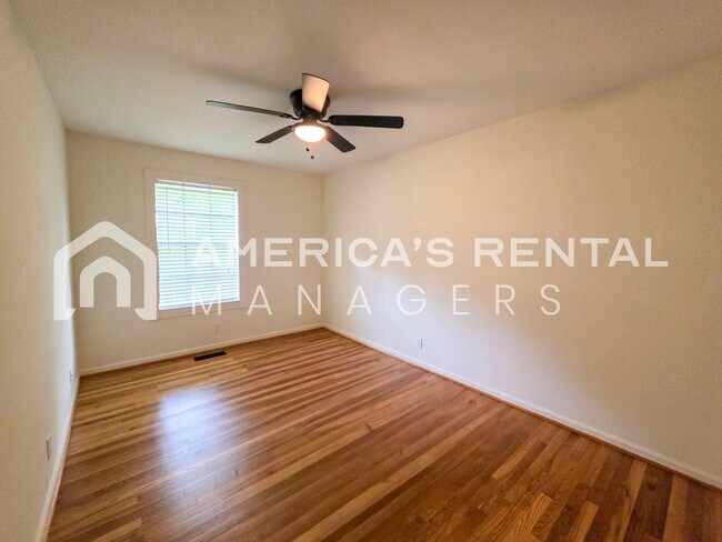 Building Photo - Newly Renovated and Ready for Move In!