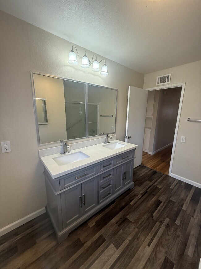 Building Photo - Charming 4 bedrooms and 2 full bathrooms L...