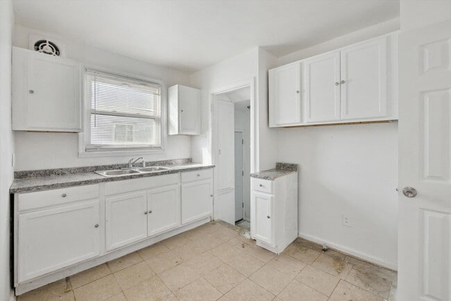 Building Photo - $1095 3 bedroom bungalow