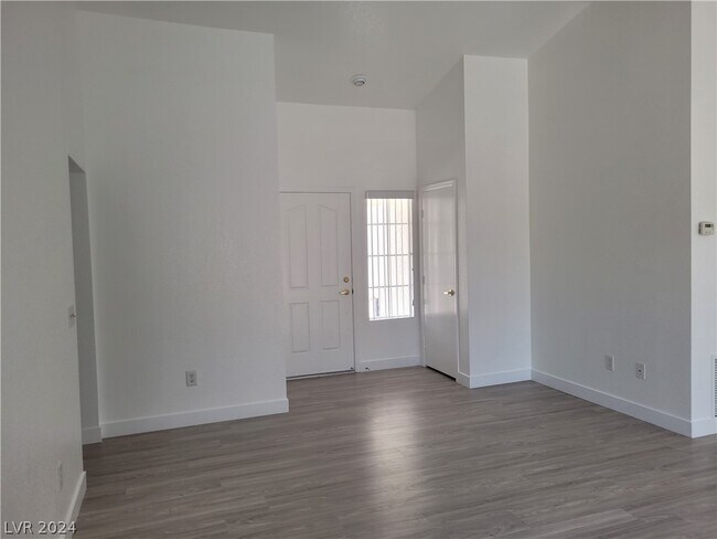 Building Photo - 9605 Sundial Dr