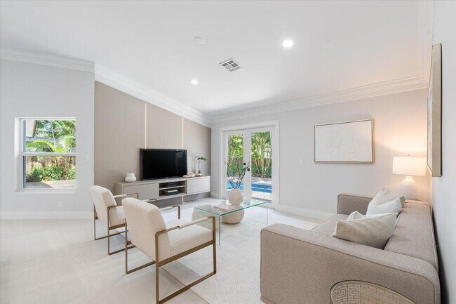 Building Photo - 1132 NE 3rd Ave