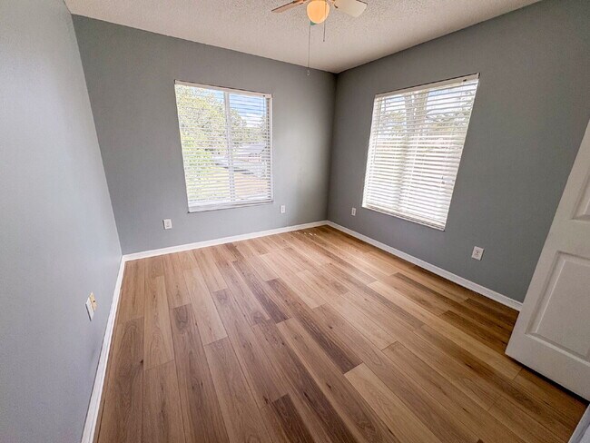 Building Photo - 3 bed 2.5 bath townhome in Gated Providence Lake Brandon