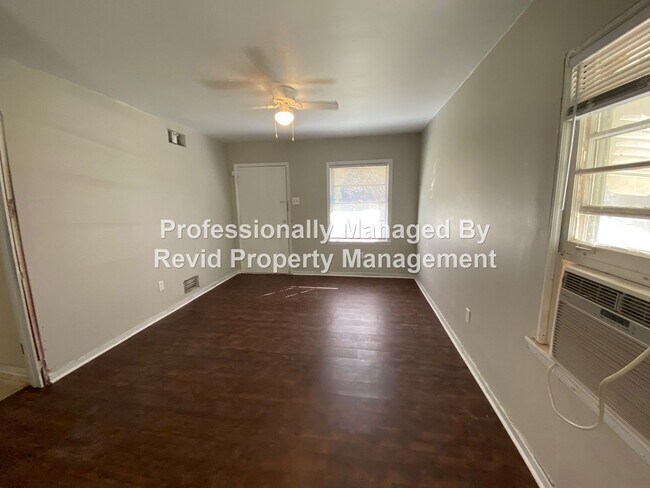 Building Photo - Large 3 bedroom home!