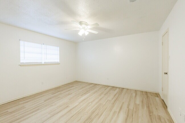 Building Photo - Beautifully Updated Duplex in South Lubbock!