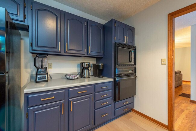 Building Photo - 41 Little Forest Dr