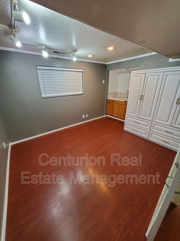 Building Photo - 869 Meadowlawn Dr SE