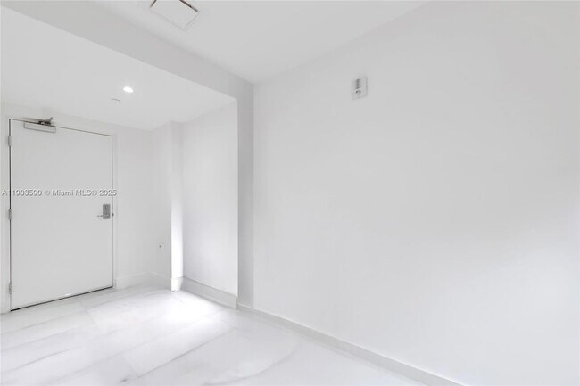 Building Photo - 700 NE 26th Terrace