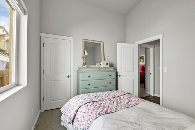 Building Photo - Beautiful "like new" home available for re...