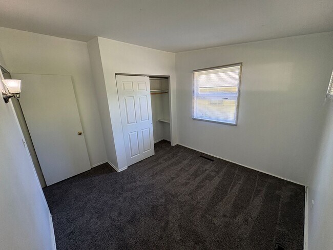 Building Photo - Charming Home, new carpet, laundry, backyard