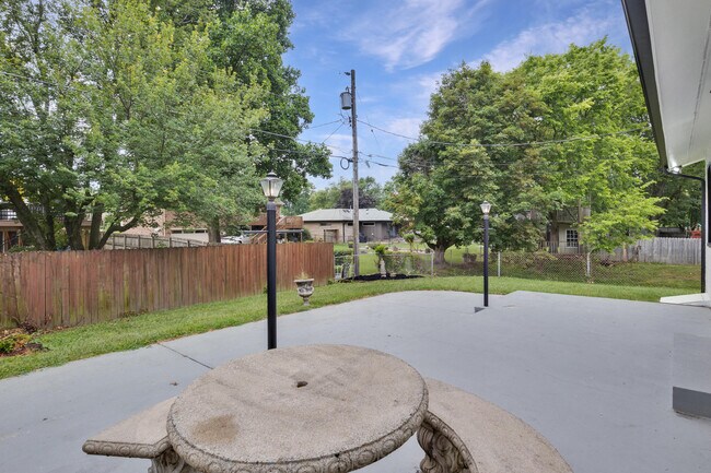 Building Photo - 452 Pasadena Dr