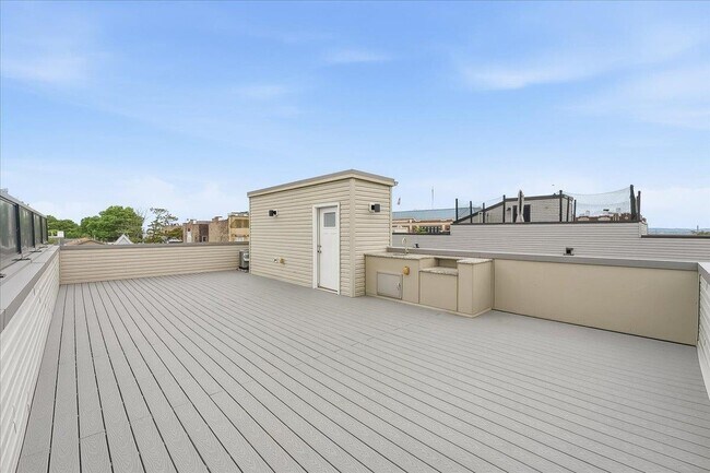 Building Photo - 290 Griffith St