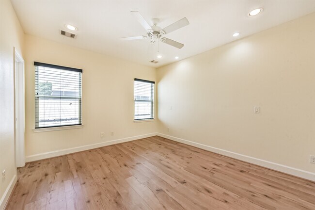 Building Photo - 242 Lenox St