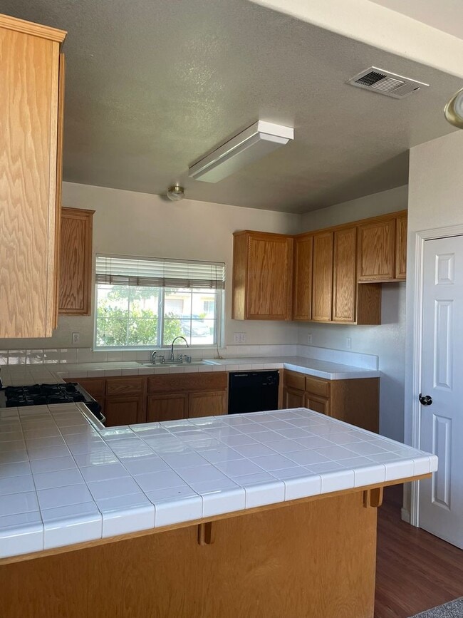 Building Photo - Available Now! Move-In Ready
