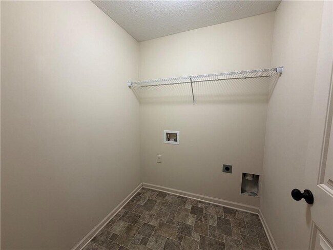Building Photo - 2125 Savannah Dr