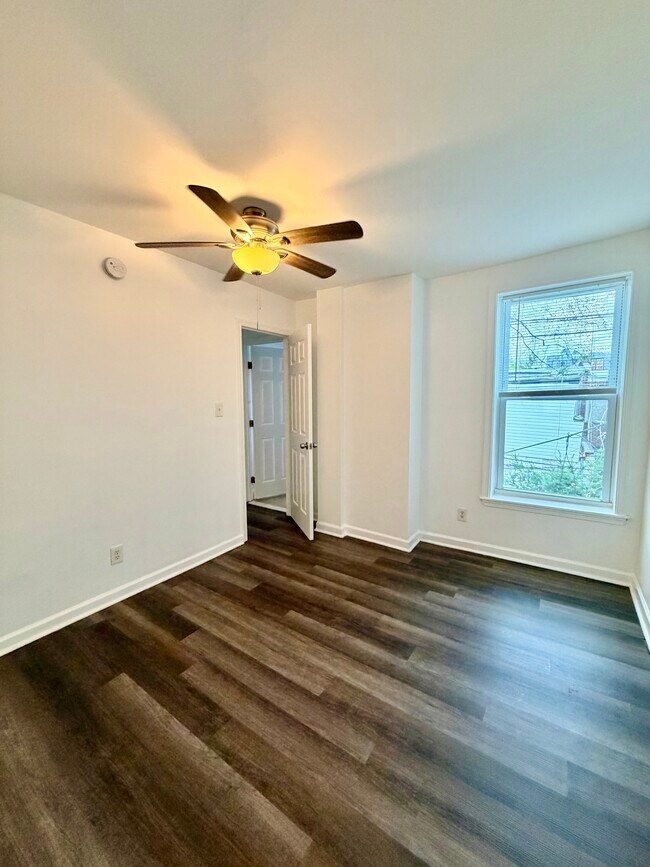 Building Photo - 5023 Tacoma St