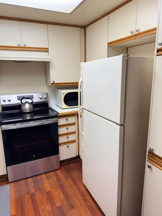 Building Photo - Ground Floor 2bed Condo w/ attached garage