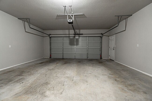 Building Photo - Welcome to this stunning 3-bedroom, 3-bathroom home located in the heart of Bentonville