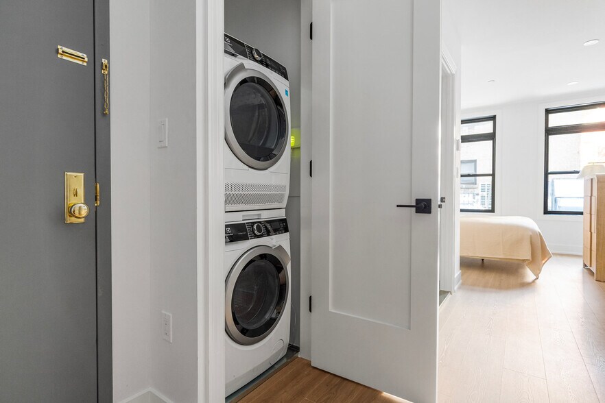 Building Photo - 307 W 39th St