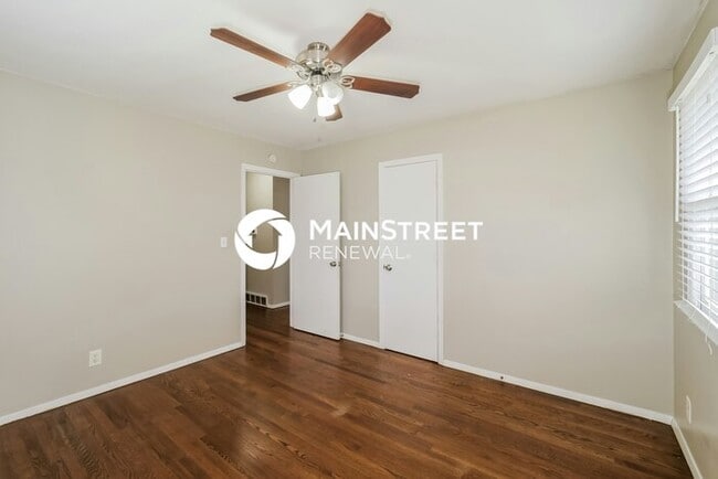 Building Photo - 3 Bedroom Pet-Friendly Home in Independence, MO with Main Street Renewal