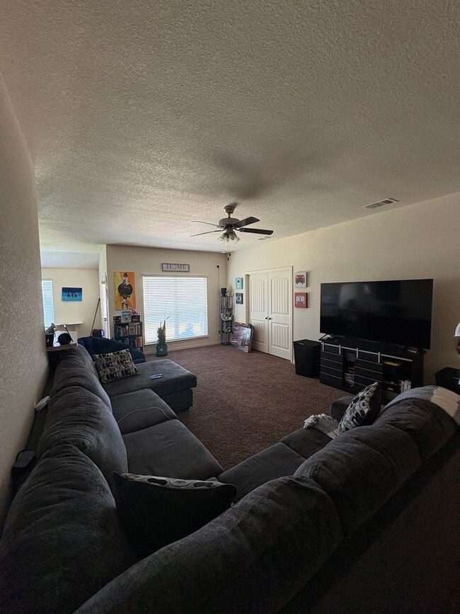 Building Photo - Beautiful 5 bedroom