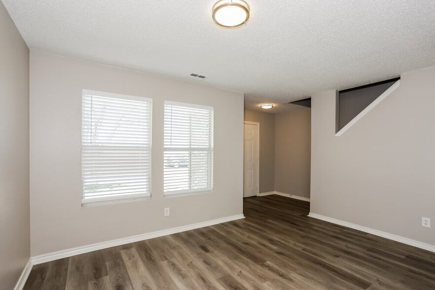 Building Photo - 4349 Meadowknoll Dr