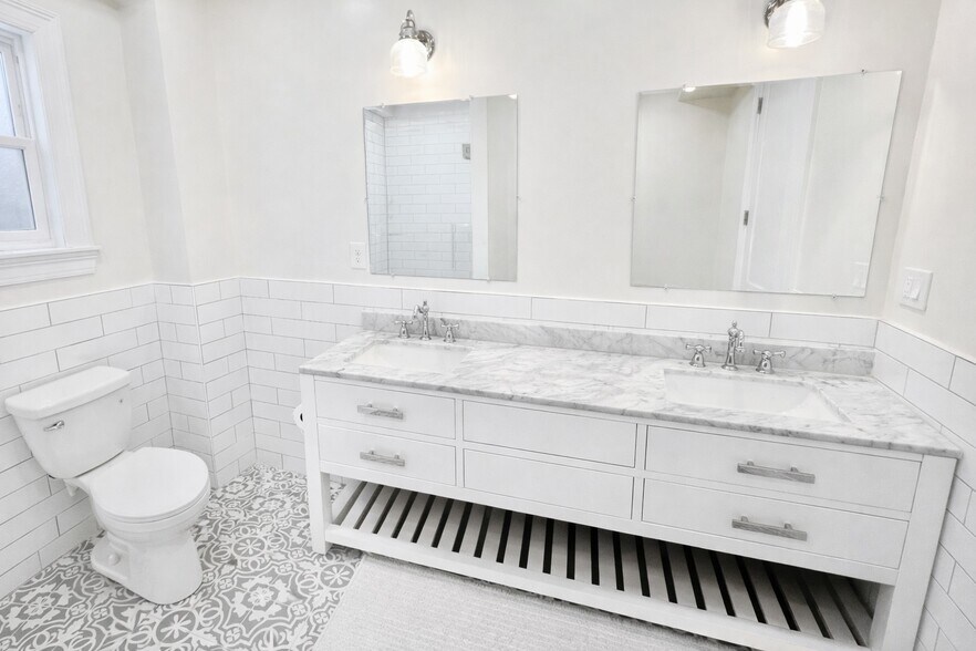 Bathroom 1 - Full - 35 Foster St