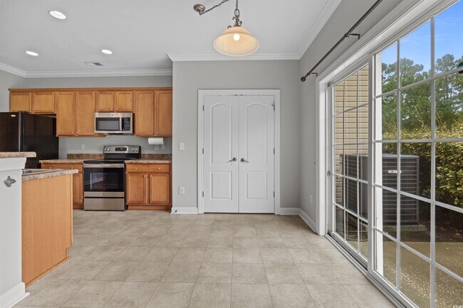 Building Photo - 1060 Fairway Ln