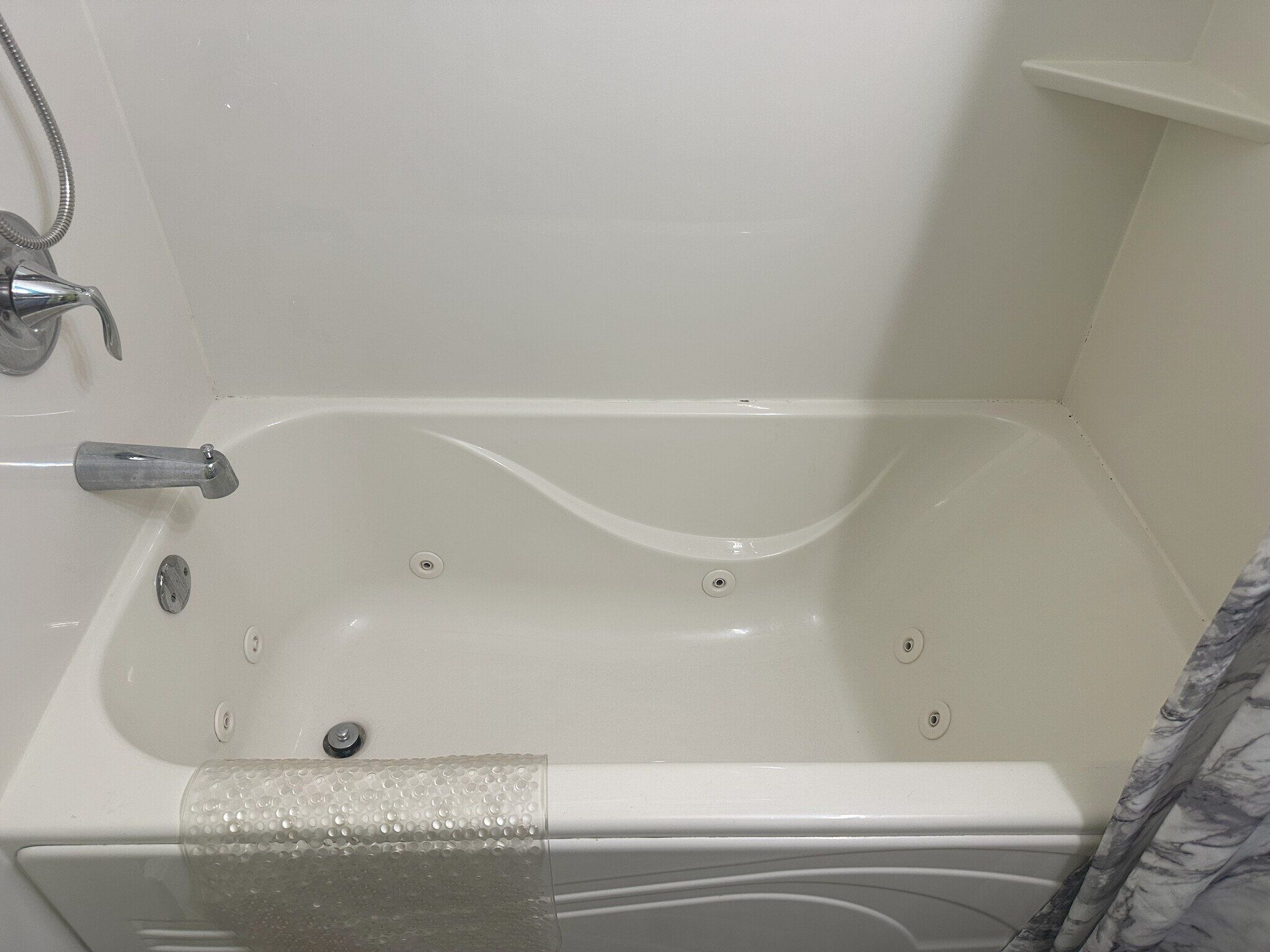 Jacuzzi Tub - 161 17th St N