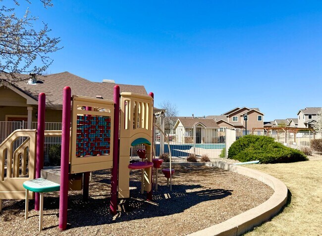 Building Photo - 2 WEEKS FREE! Spacious Townhome!