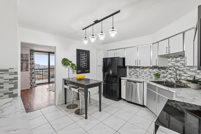 Building Photo - 530 Harmon Cove Tower