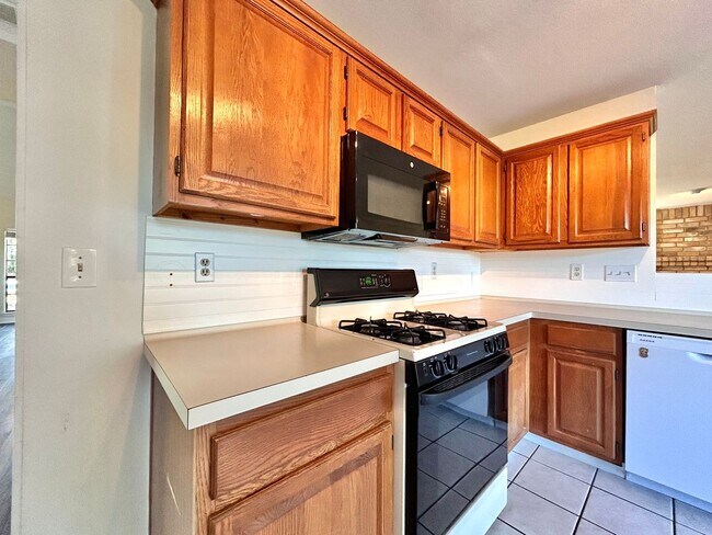 Building Photo - Spacious 4/BR 3.5/BA Two-Story Home with P...