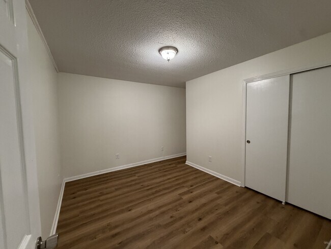 Building Photo - 147 Crooked Ln