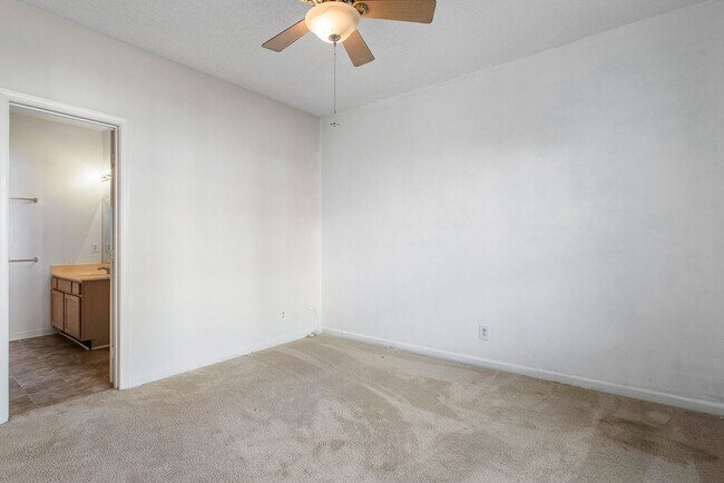 Building Photo - Spacious & Bright Condos Located in Glen A...