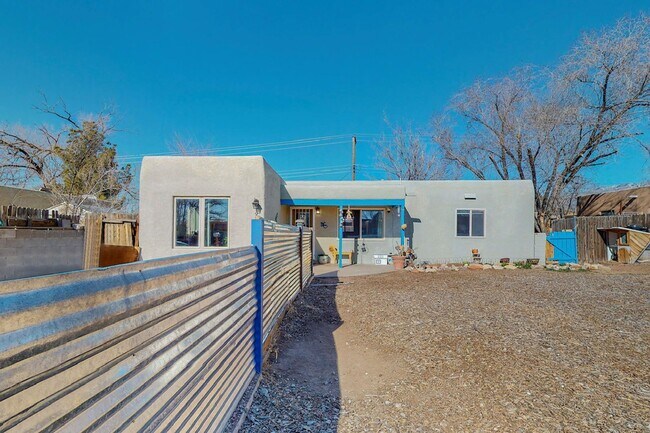 Building Photo - Charming NE Heights 3 Bedroom 2 Bath