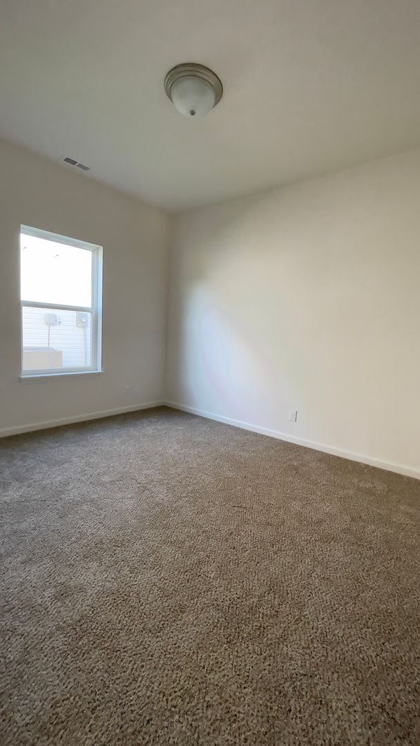 Building Photo - Newer Ranch...3 Bedroom 2 Bath with den/office