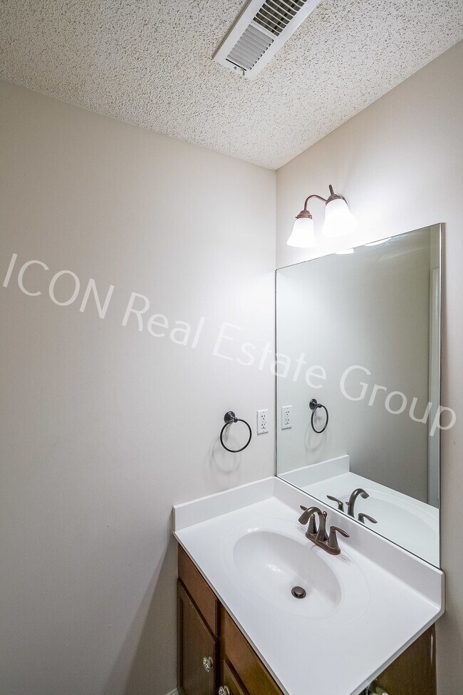 Building Photo - 2/2.5 end unit townhome in Woodstock