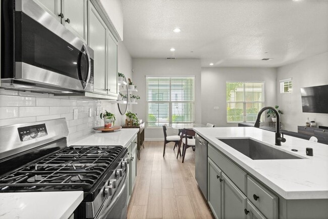 Building Photo - 3 Bed 2.5 Ba 2 Car Garage with solar!