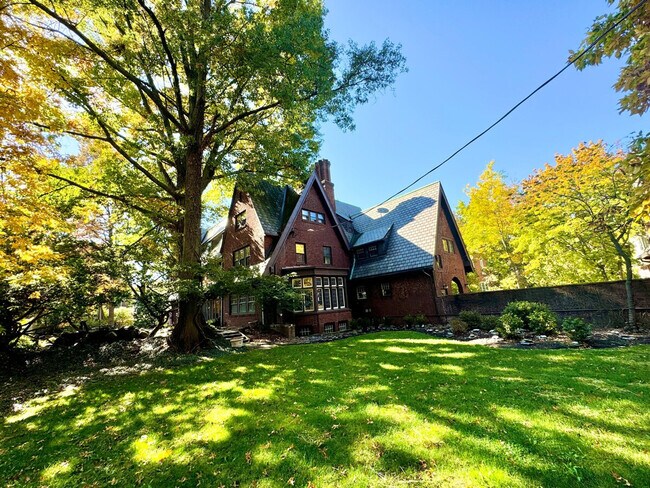 Building Photo - 3085 Fairmount Blvd