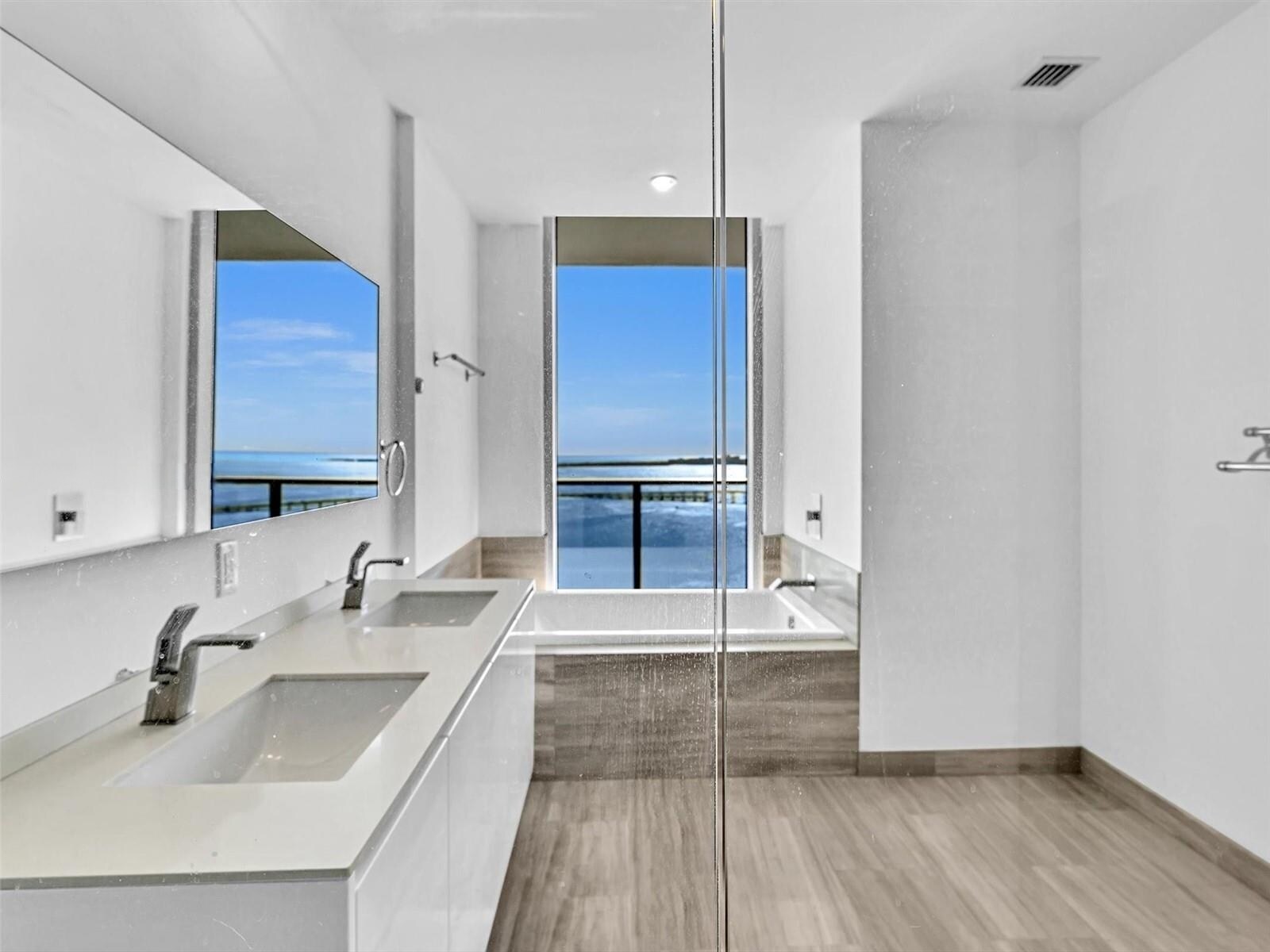 Building Photo - 1300 Brickell Bay Dr