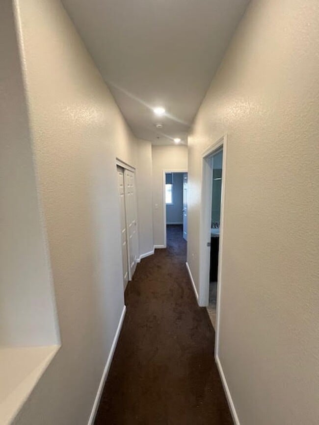 Building Photo - Freshly Painted Larger End Unit Condo for Rent!