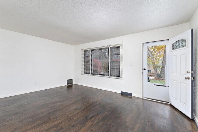 Building Photo - 5400 NE 49th St